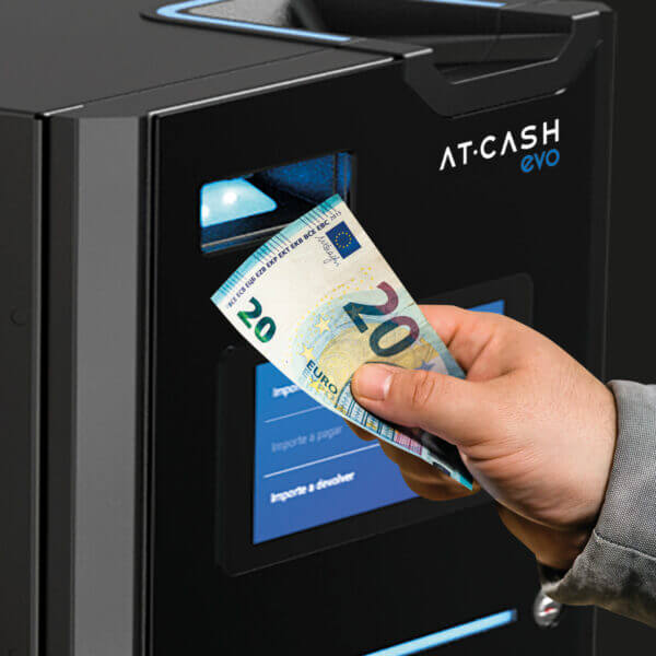 Introducción de billetes en la máquina de cobro automático AT-CASH EVO