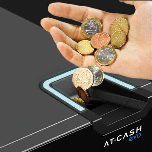 Introducción de monedas en la máquina de cobro automático AT-CASH EVO